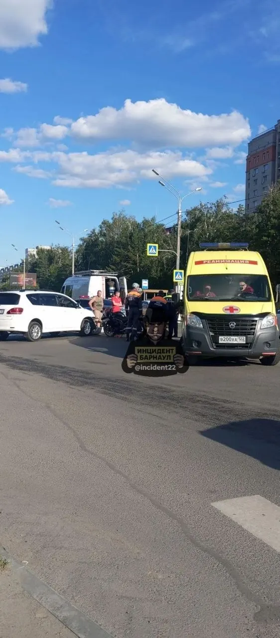 Мотоциклист получил травмы различной степени тяжести и был госпитализирован.