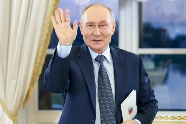 Президент РФ прибыл в столицу Бурятии для обсуждения вопросов развития общественного транспорта в рамках заседания президиума Госсовета.