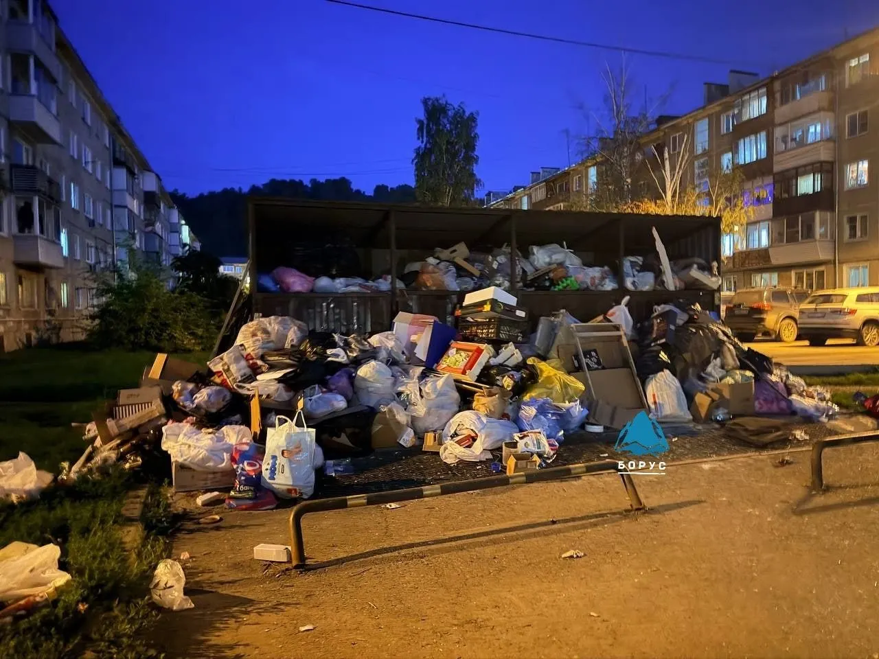 Жители Медицинского переулка жалуются на нерегулярный вывоз мусора; во дворе на улице Воронова, 18д, отходы не вывозили с 29 июля, но спустя несколько часов мусоровоз вернулся и забрал мусор.