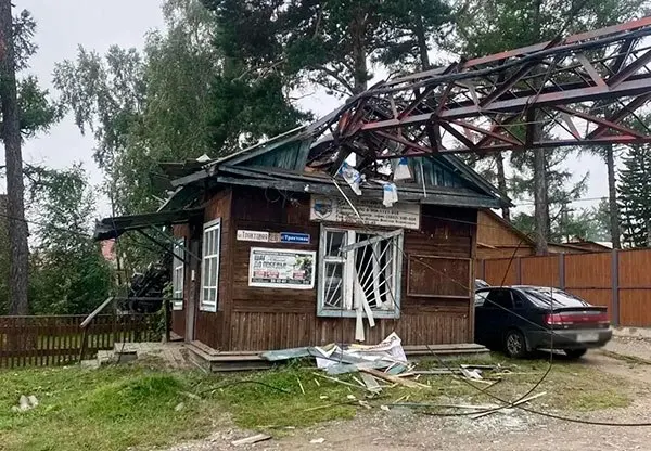 Утром 19 августа в Аршане вышла вышка сотовой связи и упала на здание местной администрации; пострадавших нет.