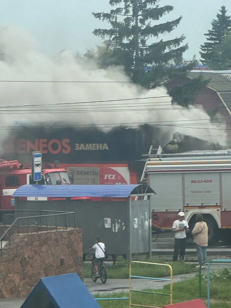 Пожар в автосервисе на улице 12 декабря временно перекрыл движение; спасатели ликвидировали возгорание, пострадавших нет.