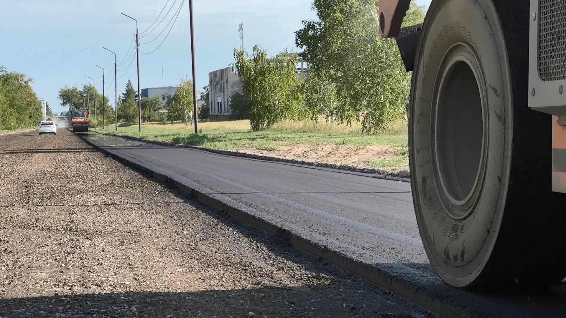 До конца года в Алтайском крае планируют привести в порядок 540 километров региональных дорог, уделяя особое внимание улицам внутри населённых пунктов. Муниципалитетам выделено 3,4 млрд рублей; работы идут в шести городах и 22 районах.