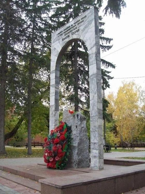 После реконструкции Сквера Памяти в Томске рядом с мемориальным музеем появились клумбы; власти не называют точные сроки возвращения памятников.