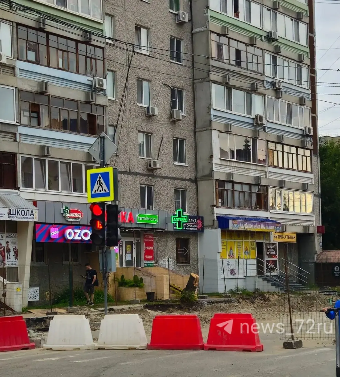 Жители жалуются на вырубку деревьев во время ремонта теплотрассы на улице Фабричной; ситуация вызывает недоумение у горожан.