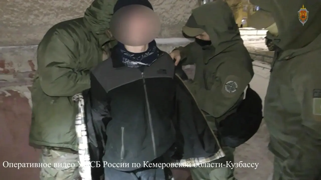 Подросток из Кемеровской области получил приговор и будет отбывать срок во взрослой колонии; суд вынес решение, он освободится по достижении совершеннолетия.