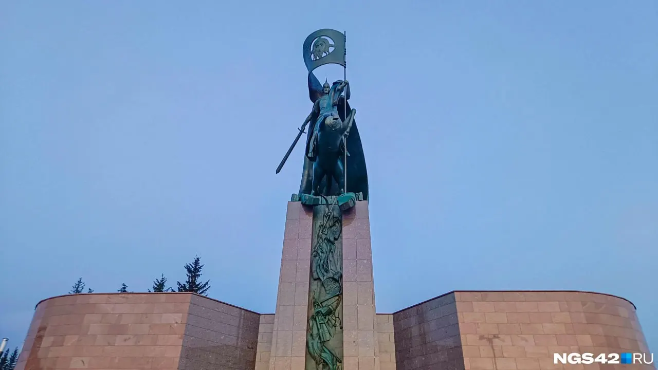 Реконструкция у парка Жукова идёт полным ходом: проложена переправа через Искитимку, возведена 18-метровая статуя Невского, лестницы у Красноармейского моста, однако новый сквер пока не готов к открытию.