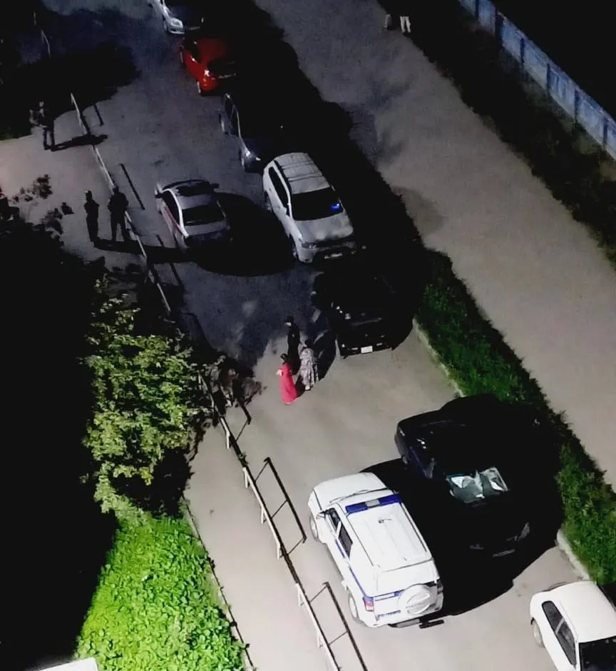 Очевидцы рассказали о конфликте во дворе; нападавшие скрылись, полиция проводит проверку.