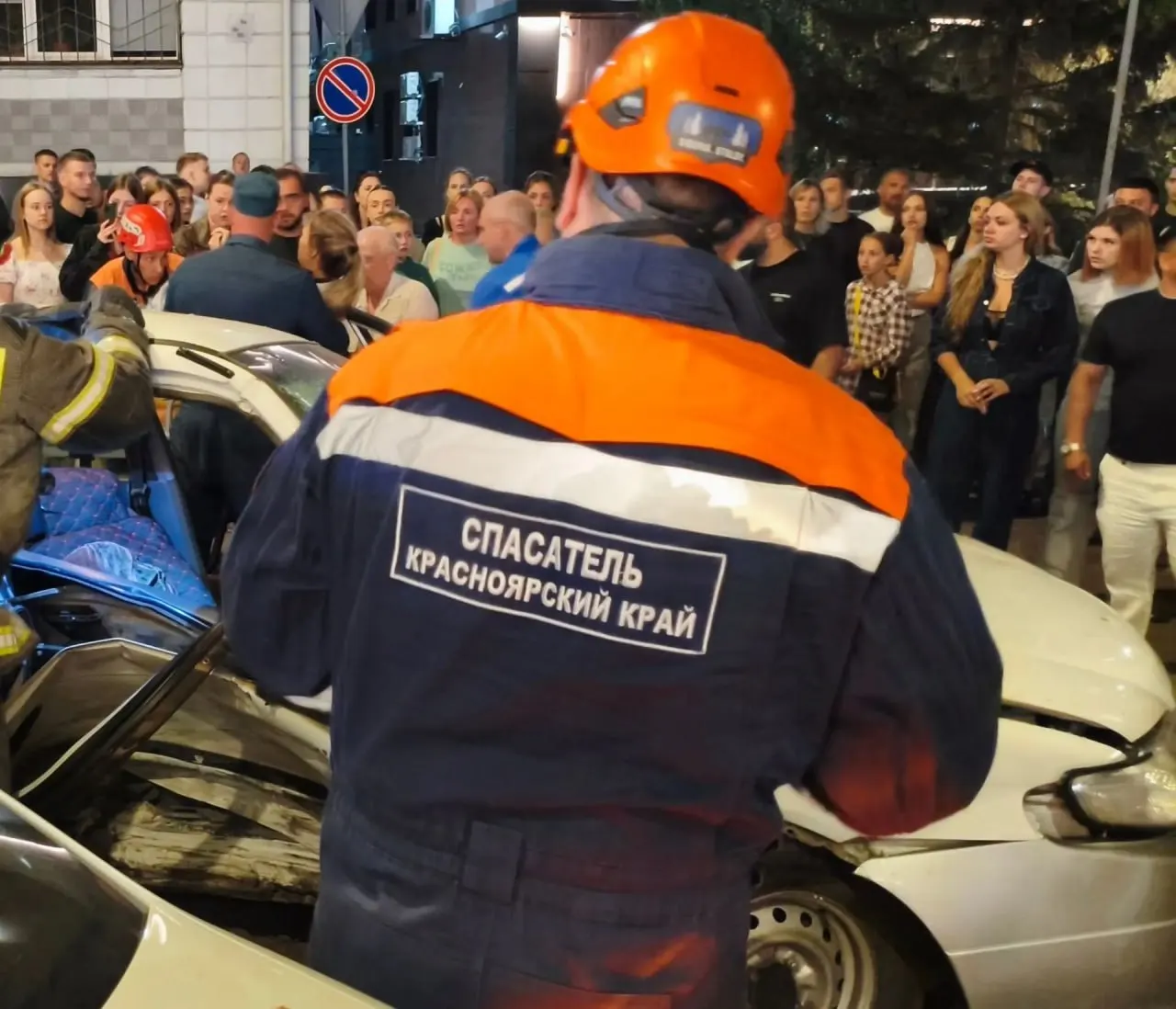 ДТП произошло вечером 13 августа. 22-летняя женщина за рулём Nissan не пропустила Audi A3, за рулём которой был 19-летний молодой человек; пострадали ещё две машины. Спасатели достали пострадавшую из автомобиля, её состояние оценивают как тяжёлое. О состоянии остальных участников пока информация отсутствует.