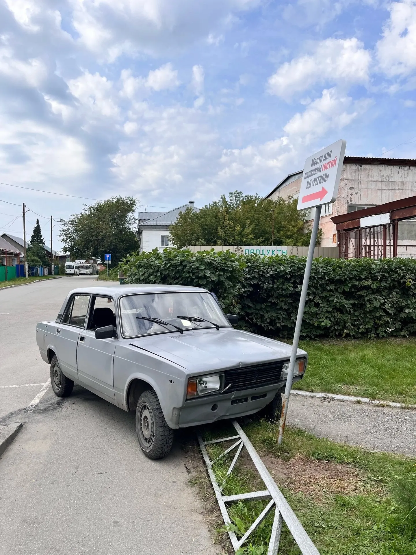 В Барнауле двое несовершеннолетних угнали автомобиль и попали в ДТП; личности и обстоятельства происшествия устанавливаются.