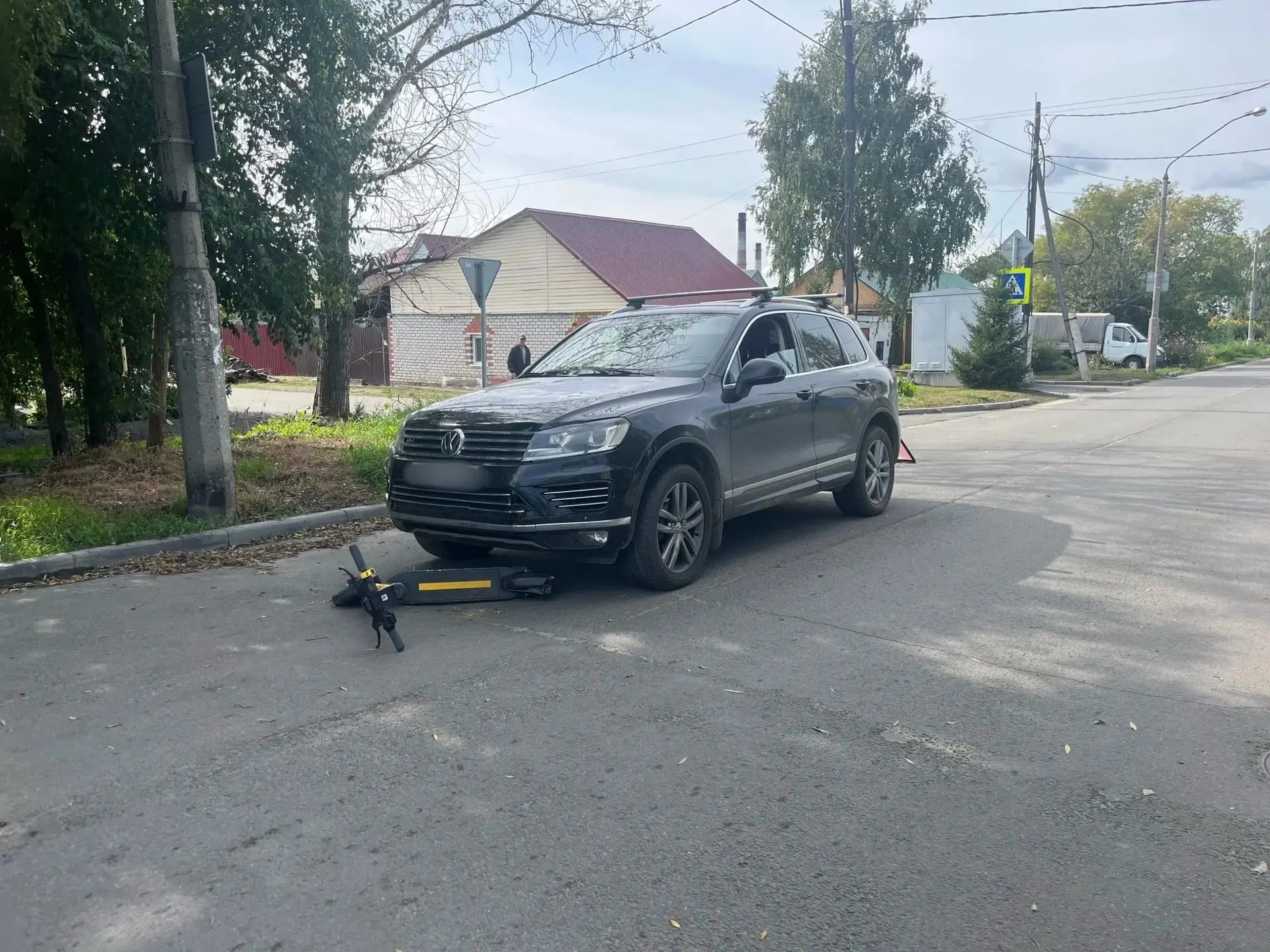 Двое несовершеннолетних на электросамокате не уступили дорогу автомобилю Volkswagen на второстепенной дороге в Барнауле. Пострадавшие получили медицинскую помощь на месте, госпитализация не потребовалась; полиция проводит проверку.