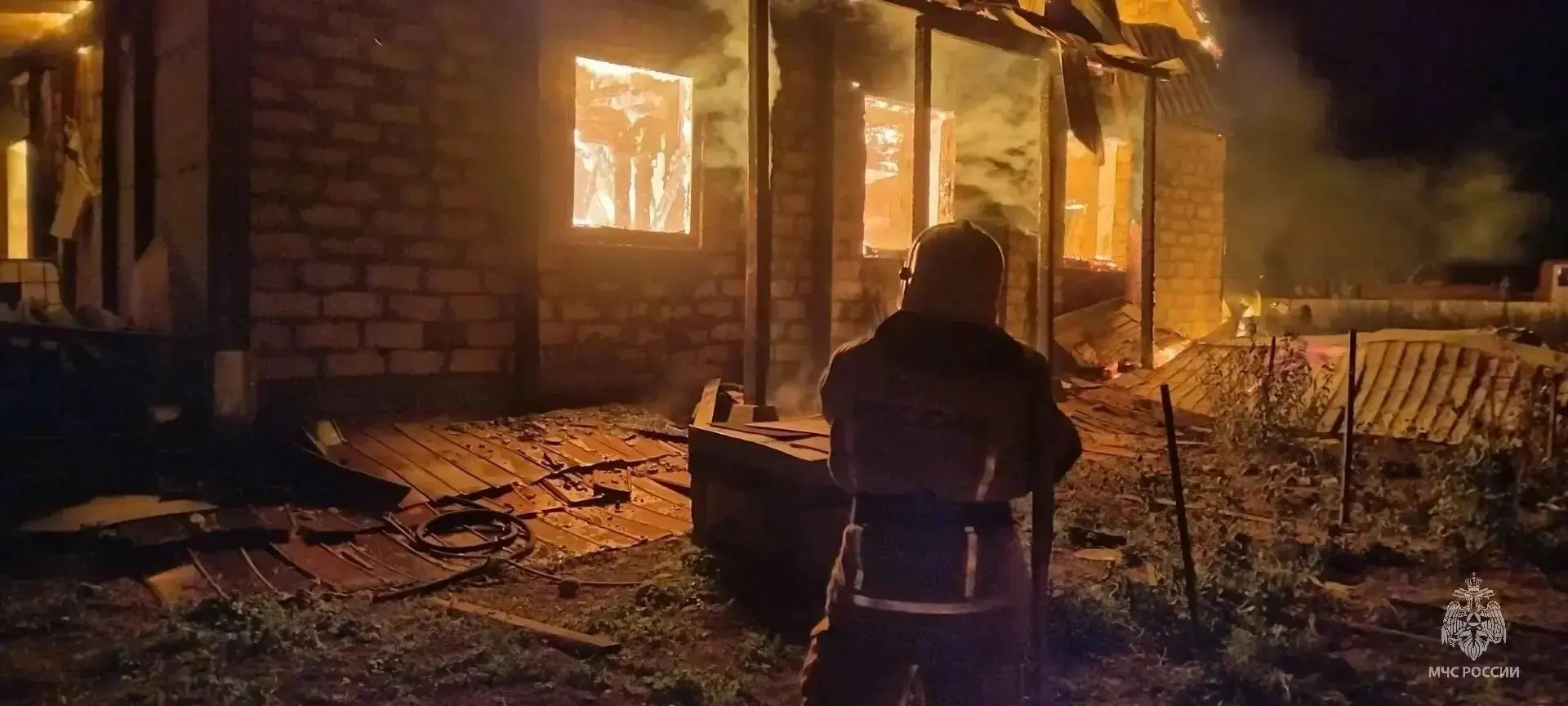 В частном жилом доме поселка имени Фрунзе произошёл пожар; родители и четверо детей успели выбраться на улицу. Пожар ликвидирован силами 14 пожарных и 6 единиц техники. Предварительная причина — нарушение правил эксплуатации печи.