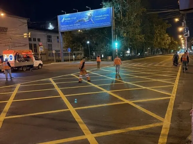 Жёлтая разметка в виде сетки ограничивает выезд на перекрёстке во время пробки; после 1 сентября аналогичную разметку нанесут на соседний перекрёсток.
