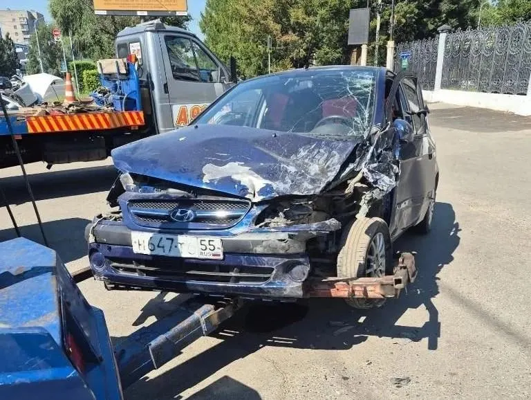 32-летний водитель Nissan выехал на встречную полосу и столкнулся с автомобилем Hyundai; пострадали оба водителя и годовалый ребёнок, а также 28-летняя женщина в Nissan.