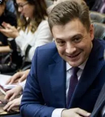 Депутат-коммунист направил обращение к Минпромторгу с призывом снизить стоимость LADA на внутреннем рынке, указав на разницу цен: за рубежом автомобили дешевле, например в Белоруссии примерно на 300 тысяч рублей.