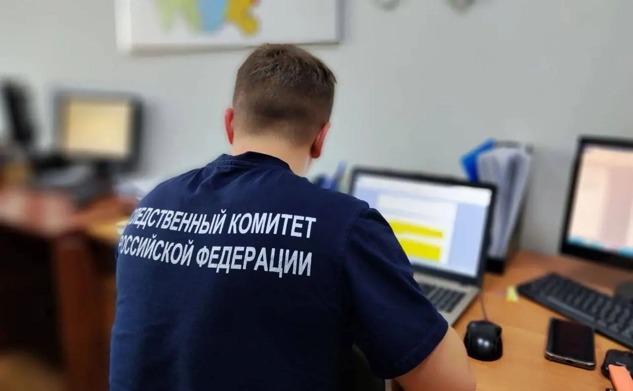 Следствие установило, что барное оборудование было обработано щелочным средством с неполной промывкой, что привело к ожогу гортани у покупательницы; дело направлено в суд.