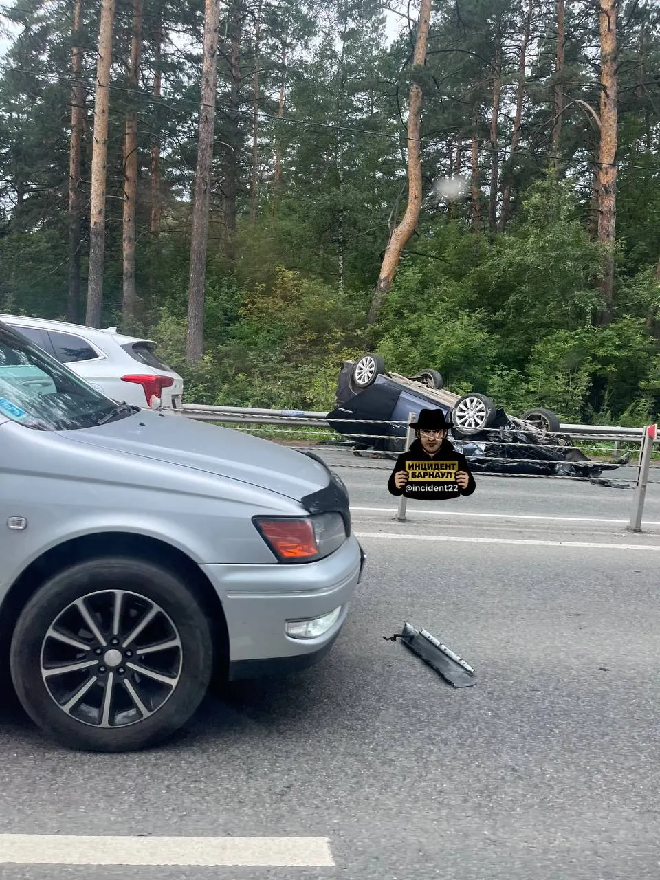 Утром 21 августа на объездной дороге Барнаула водитель Mitsubishi Lancer не справился с управлением, врезался в дорожное ограждение, выехал на встречную полосу и столкнулся с BMW; Mitsubishi перевернулся на крышу. Пострадавших нет.