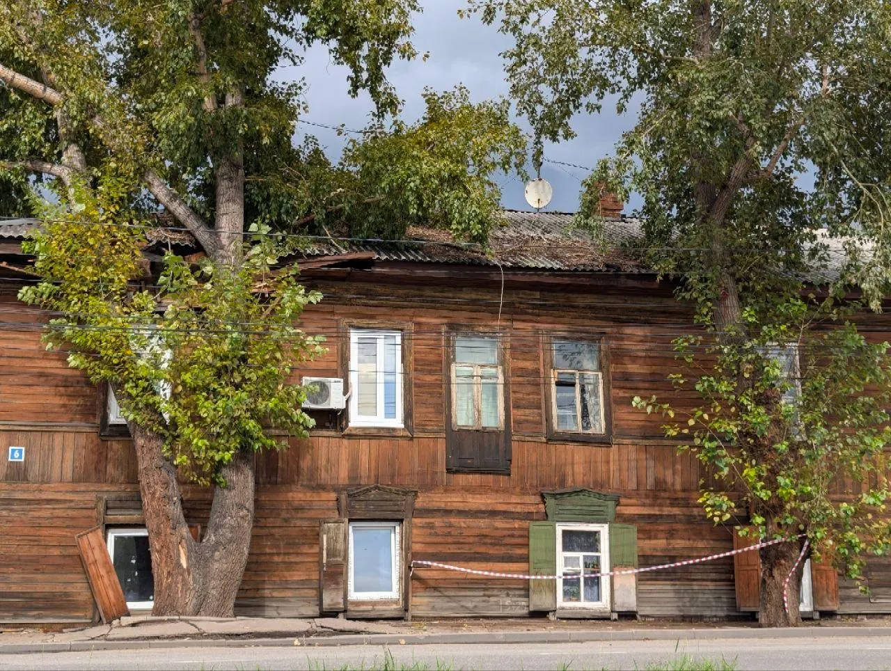 Сильный ливень в Иркутской области повредил инфраструктуру: деревья на проводах, частичные подтопления и перебои в электроснабжении. Городские службы работают над восстановлением.