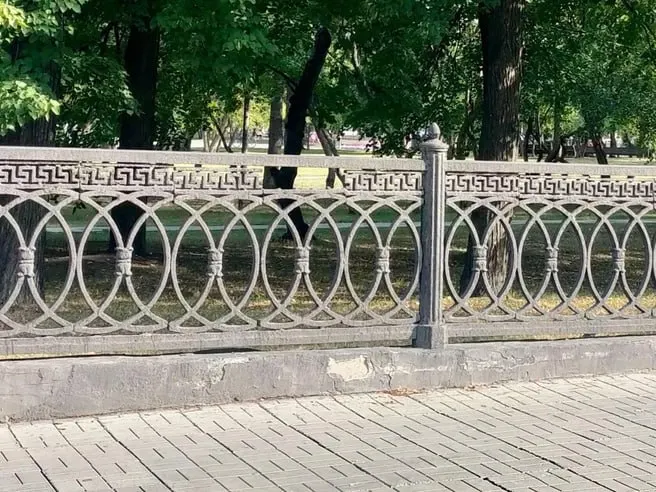 Ремонт включает демонтаж старых элементов, строительство нового основания и окраску ограждений; сроки окончания — до 28 сентября.