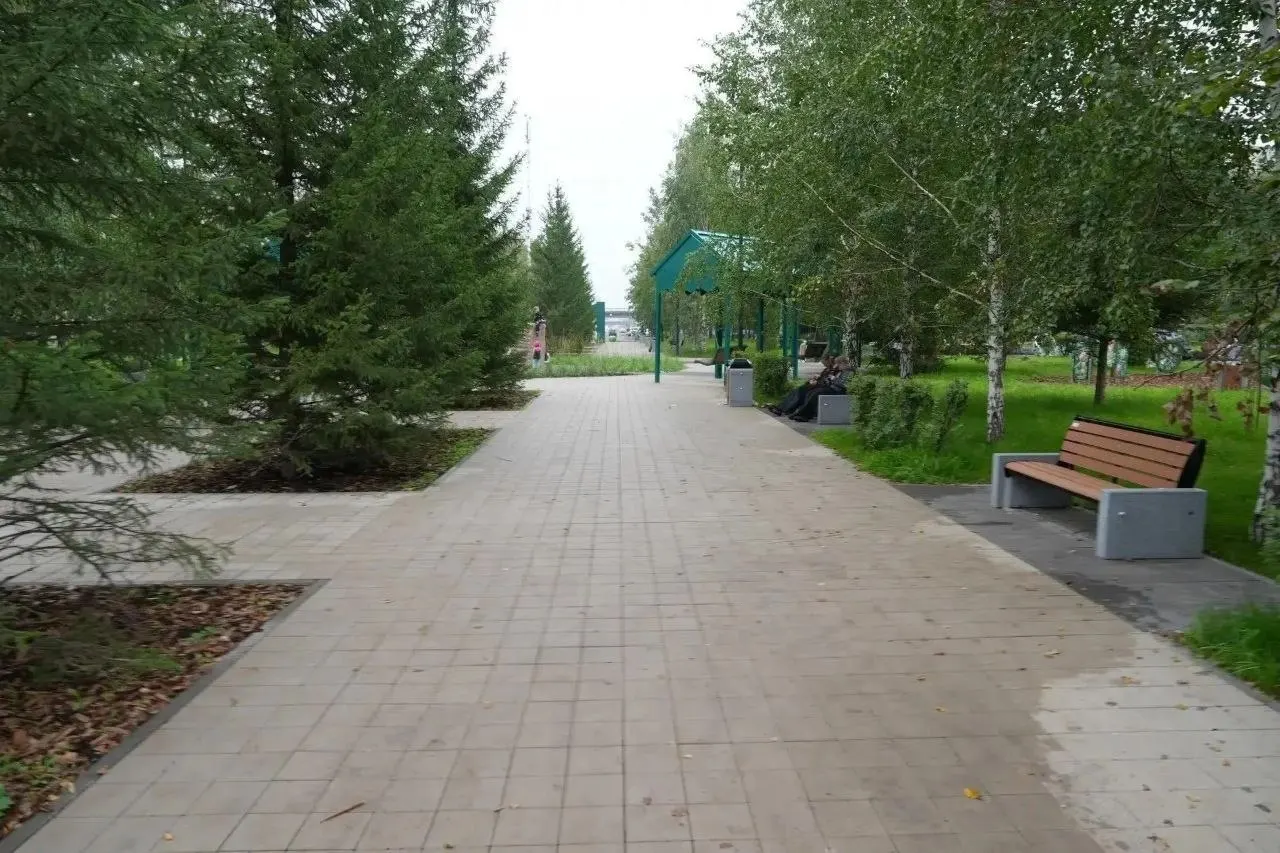 В Красноярске подрядчики не уложились в сроки сдачи двух скверов: «Сказочный» и «Западный». Готовность объектов высокая, однако остаются недоделки по пешеходному покрытию и мебели; за срыв сроков обещаны штрафы, план работ над ошибками будет представлен.