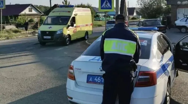Пострадавшую велосипедистку помогли на месте, затем доставили в медицинское учреждение в состоянии средней тяжести. Обстоятельства происшествия устанавливаются правоохранительными органами.