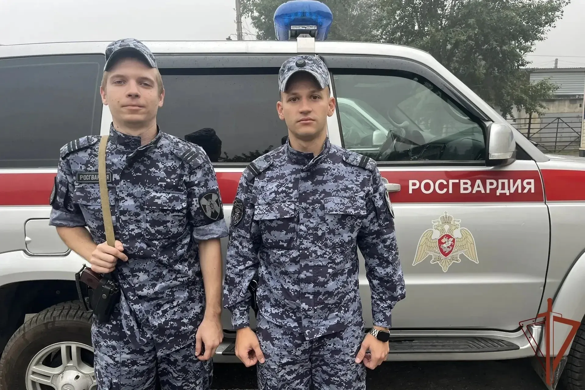 Поздним вечером сотрудники Росгвардии нашли двух пропавших девочек на детской площадке во дворе Бийска. Дети не пострадали, их вернули матерям; далее будут разбирательства с участием полиции.