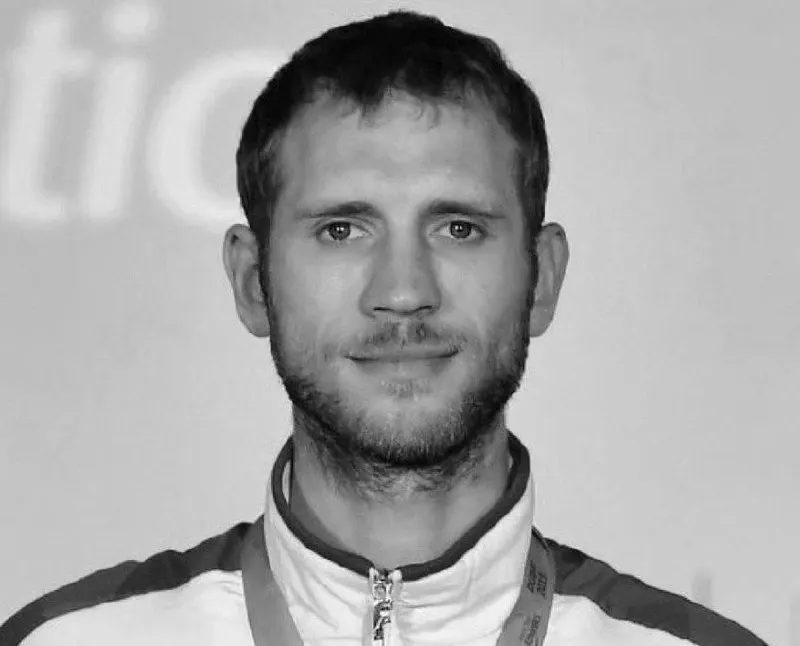 31-летний омский спортсмен ушёл добровольцем на службу в 2024 году и погиб в 2025 году; посмертно ему вручили орден Мужества.