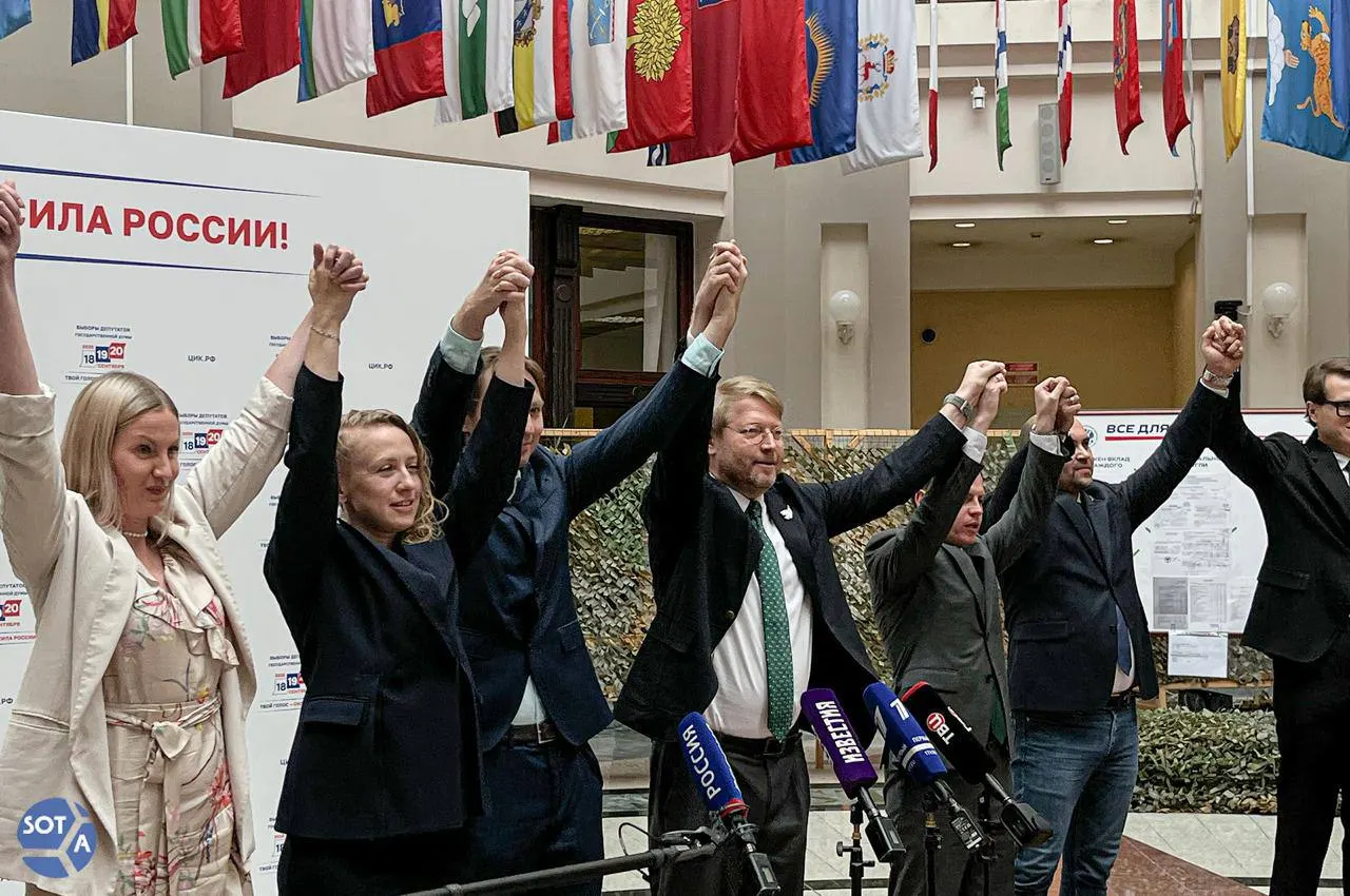 Эмигрантские российские политики и общественные деятели запустили кампанию в поддержку партии «Яблоко» перед выборами в парламент, запланированными на сентябрь; организаторы призывают жителей приходить на участки в 12:00 и голосовать за партию; сами инициаторы подчёркивают, что партия не имеет отношения к данной кампании.