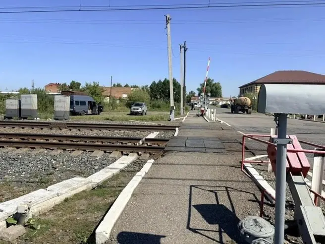 ДТП на железнодорожном переезде под Омском: пенсионерка погибла после столкновения с грузовым поездом; полиция устанавливает детали.