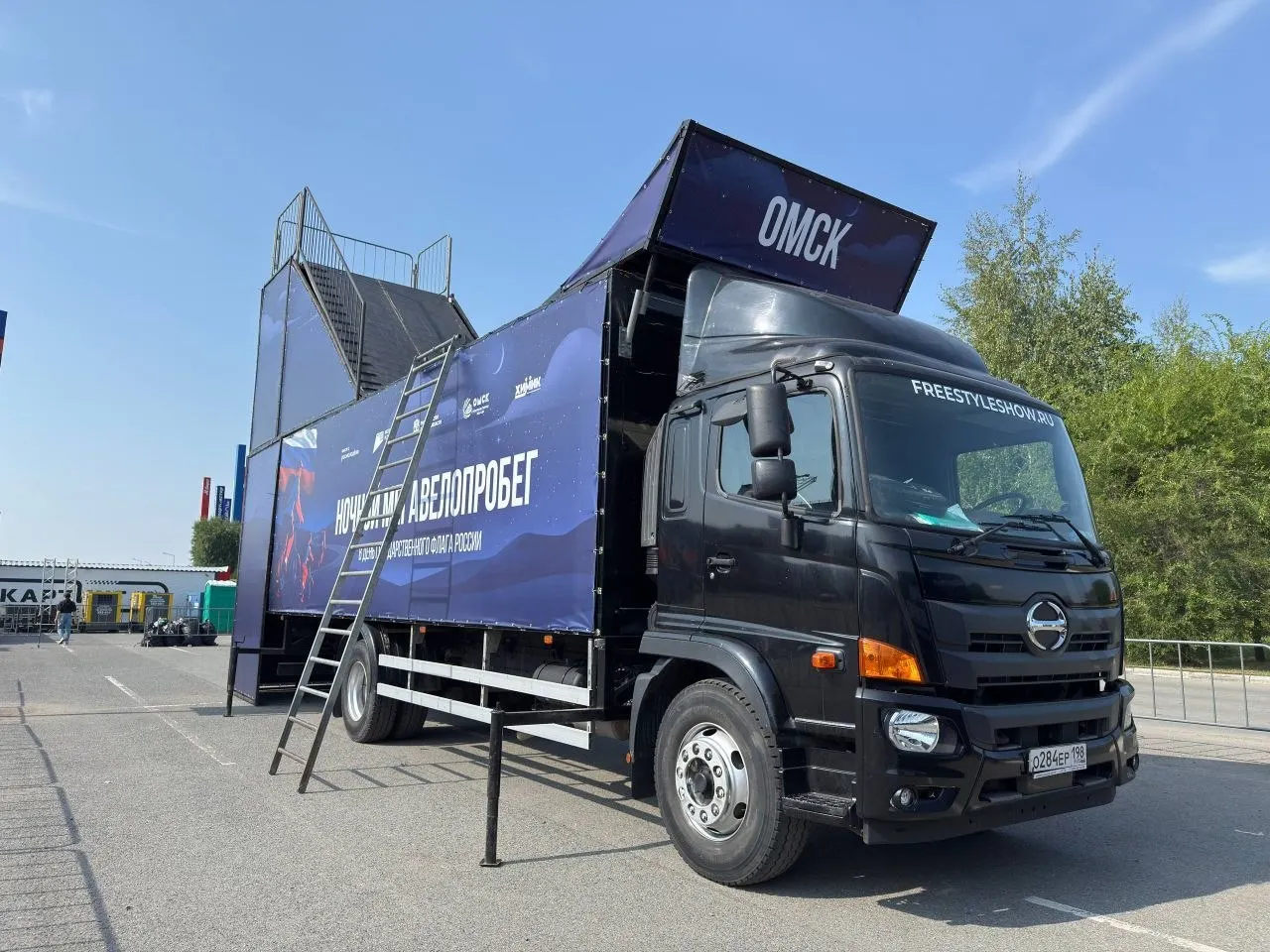 На площади у торгового центра открылась площадка для BMX, маунтинбайков и самокатов, где выступят лучшие райдеры России. Ждёт гостей расписание и розыгрыши призов.