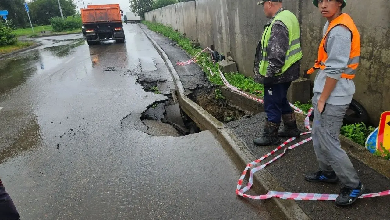 Новый провал на проспекте затрагивает тротуар и часть проезжей части; рядом ведут строительство жилого комплекса на нестабильном склоне, что вызывает озабоченность местных жителей.