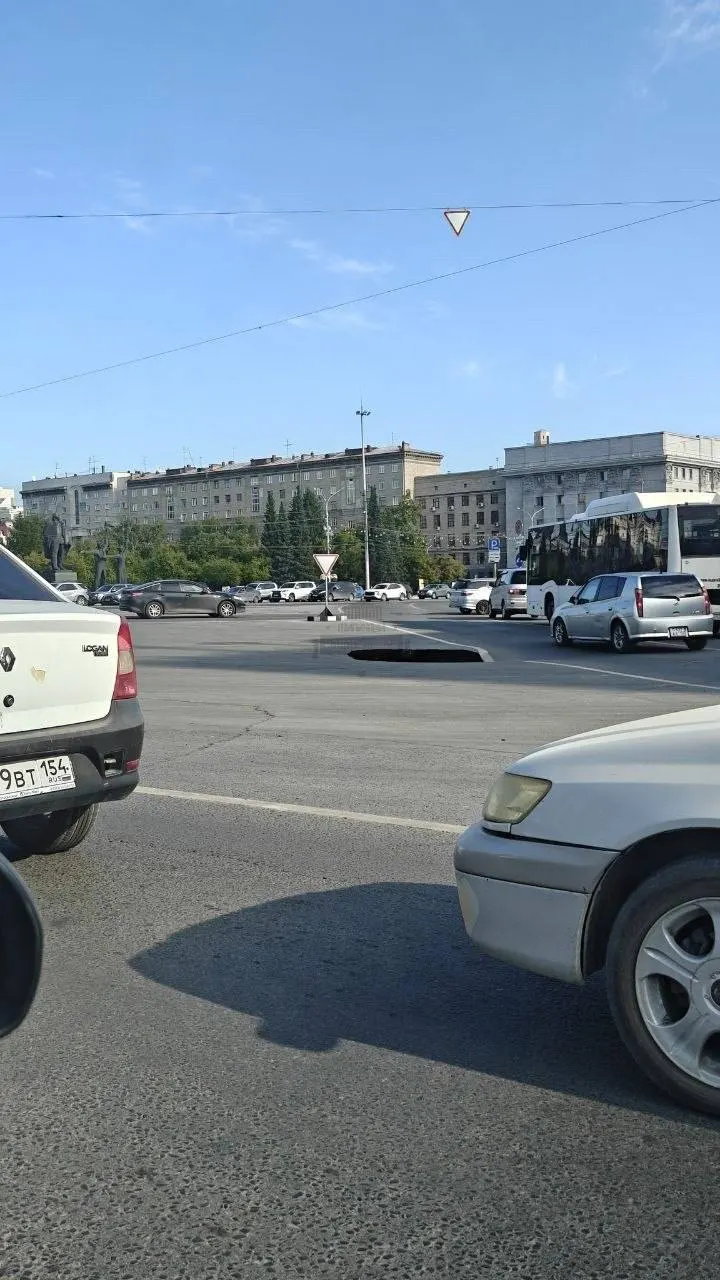 Дорожники пытаются заделать провал на площади Ленина после проезда кортежа президента.