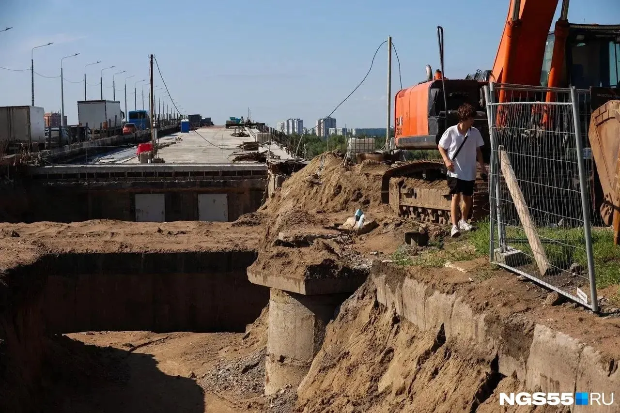 Мост откроют для движения 29 октября. В августе над объектом работали 50 человек и шесть единиц техники; на данный момент точная готовность не опубликована.
