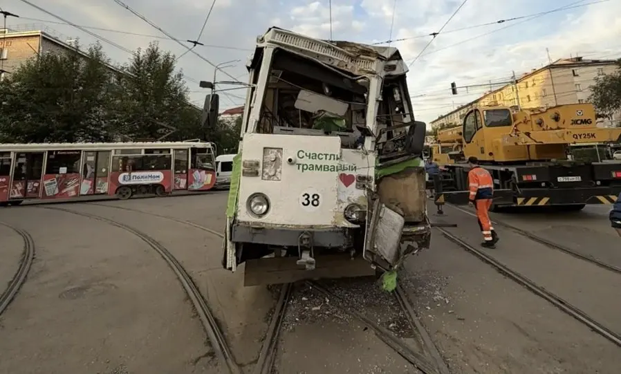 Вечером 1 августа в Улан-Удэ на перекрёстке проспекта 50-летия Октября и улицы Гагарина столкнулись два трамвая. По данным Следственного комитета, пострадали десять пассажиров и водитель; двоих взрослых госпитализировали.