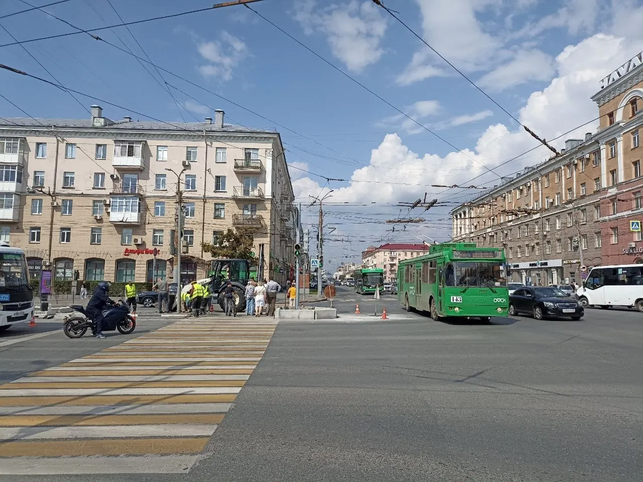 На Ленинградской площади Омска начались работы по созданию островка безопасности и увеличению площади накопительной площадки для повышения безопасности дорожного движения после аварии.