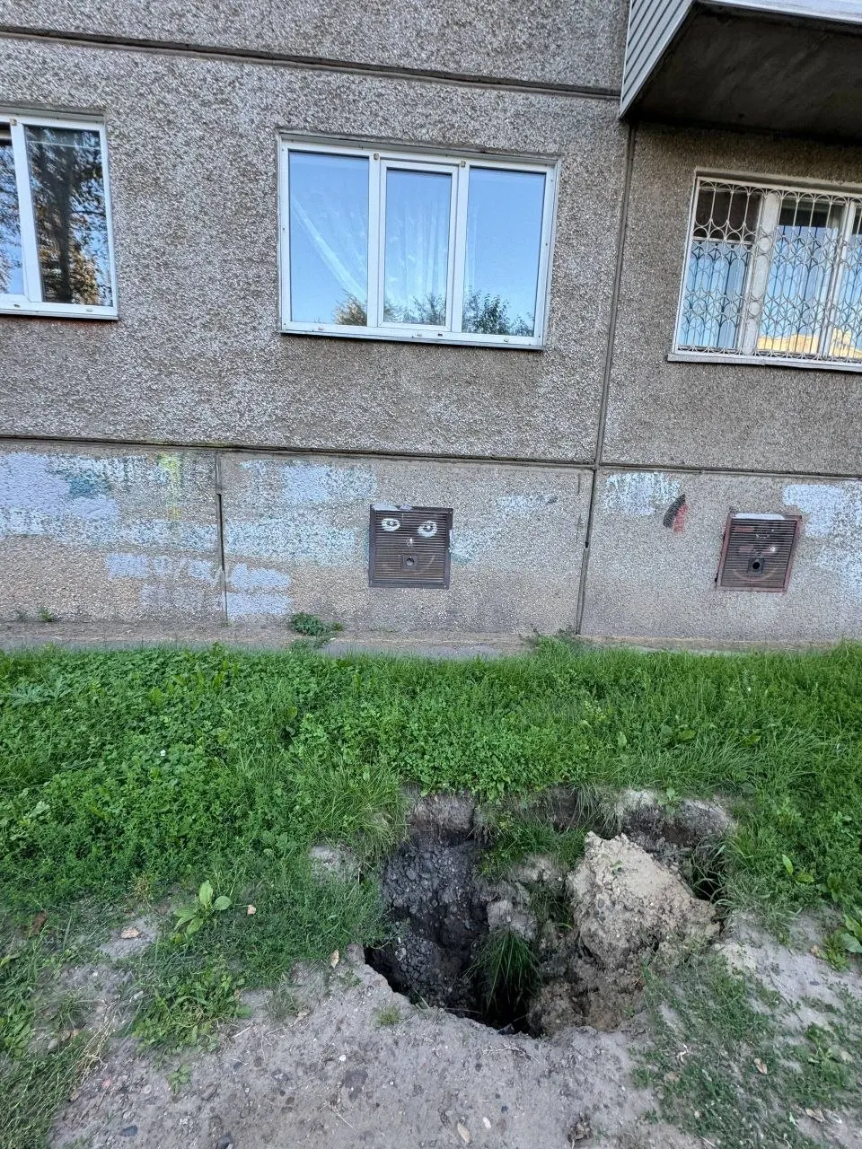 Жители сообщают о провалах грунта в узком проходе между жилым домом и забором детского сада. Ямы глубокие, по тропинке ежедневно проходят дети и взрослые. Депутат пообещал экстренные запросы к мэрию и коммунальным службам.