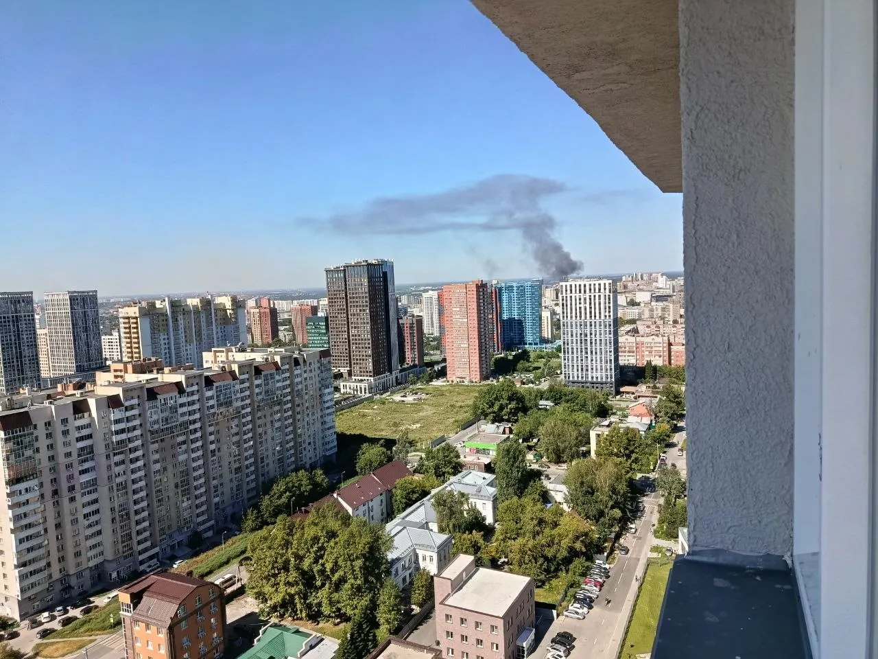 Читатели прислали фото дыма над центром города из‑за пожара на Владимирском спуске. Обстоятельства происшествия уточняются.