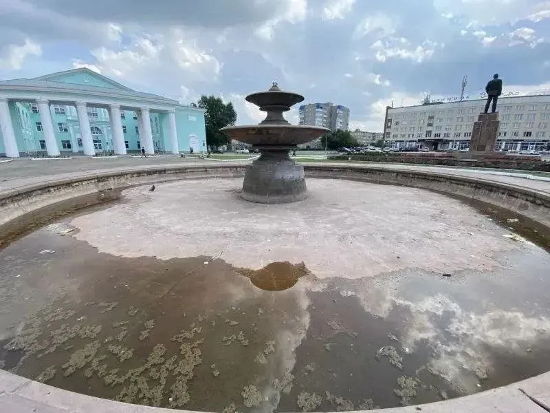 Назаровцы жалуются на запустение центральной площади и городских зон: разбитая брусчатка, сухой фонтан, ямы в асфальте, заросли и мусор. По словам жителей, парки после дорогого благоустройства остаются заброшенными, а проблемы с канализацией усугубляют ситуацию.