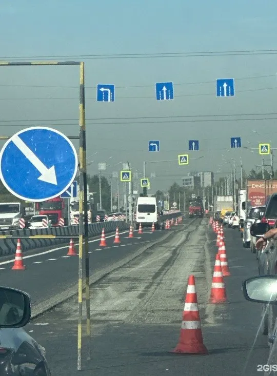 Дорога к месту ремонта к аэропорту Толмачёво перекрыта сегодня, образовалась пробка. Специалисты проводят лабораторный контроль.