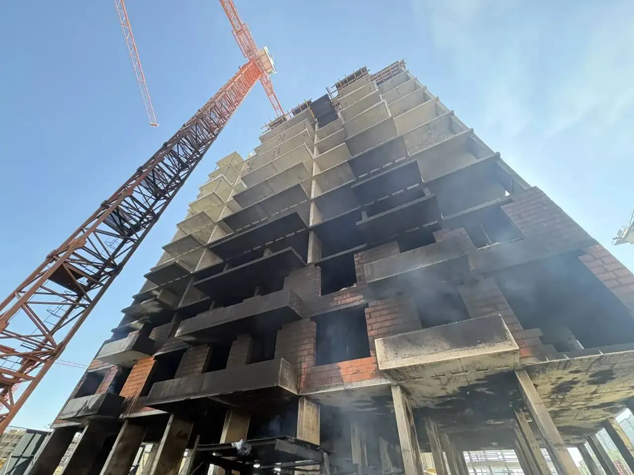 После пожара в Омске скончался второй пострадавший; в больницах остаются ещё четверо пострадавших.