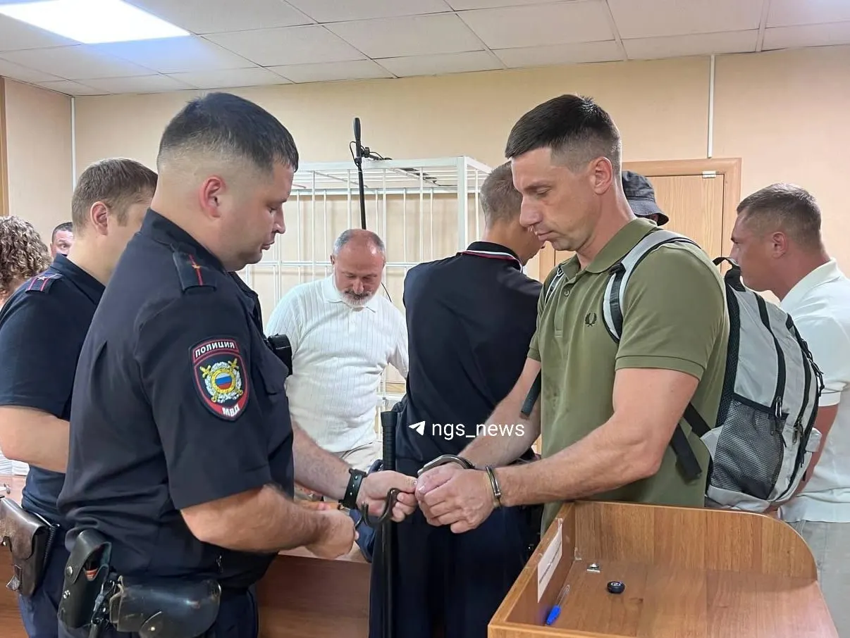 Три новосибирца признаны виновными в вымогательстве и разбое; обвинение утверждает, что они напали на потерпевшую после ДТП, однако подсудимые заявляют, что заступались за неё.