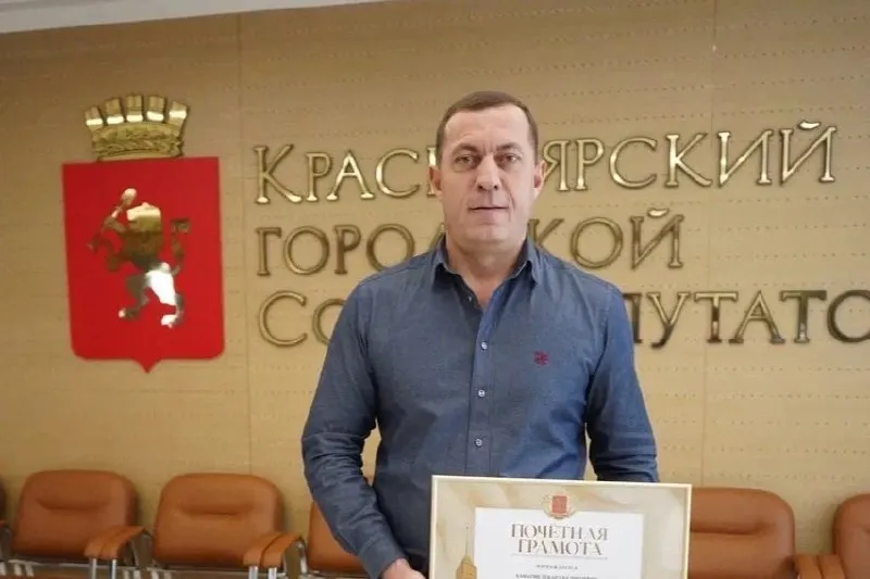 Декард Ханагян получил 2,5 года условно по досудебному соглашению. Расследование связано с дорожным картелем и выводом средств, затрагивает связь с делом экс-мэра Красноярска.