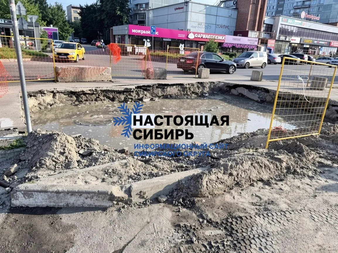 У дома на Кропоткина, 263 после ремонта теплосетей образовалась затопленная яма; жильцы жалуются, что она остаётся без рабочих. Представители УК заверяют, что ремонт завершён, и подрядчик откачает воду и заделает дыру на этой неделе.