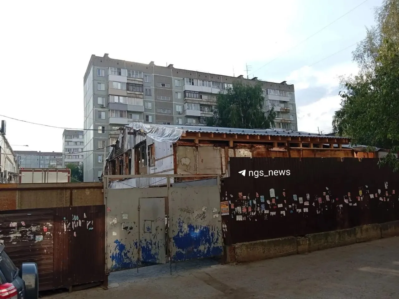 Жители Новосибирска жалуются на запахи и шум у дома на Кропоткина: объект, оформленный как пункт приема посуды, фактически функционирует как гостевой дом; суд признал самовольную постройку и потребовал её сноса.