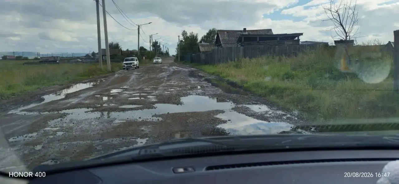 Жители поселка Наклонный жалуются на разрушенное дорожное покрытие единственной центральной улицы Якутской; ремонт затягивается.