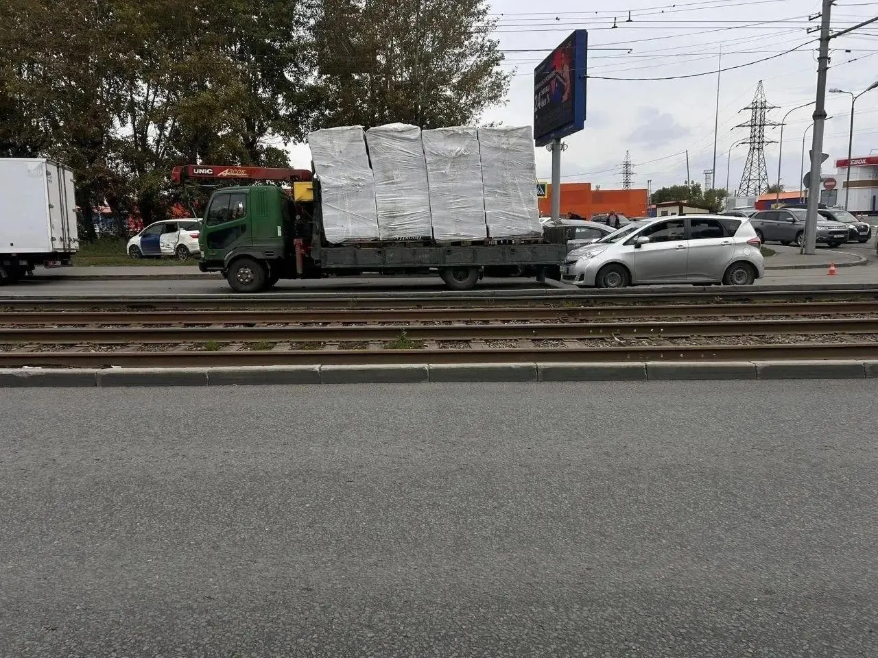 Четырехлетняя девочка пострадала в ДТП возле дома на улице Сибиряков-Гвардейцев, 47. Пострадавшую госпитализировали; за рулем находилась женщина 28 лет.