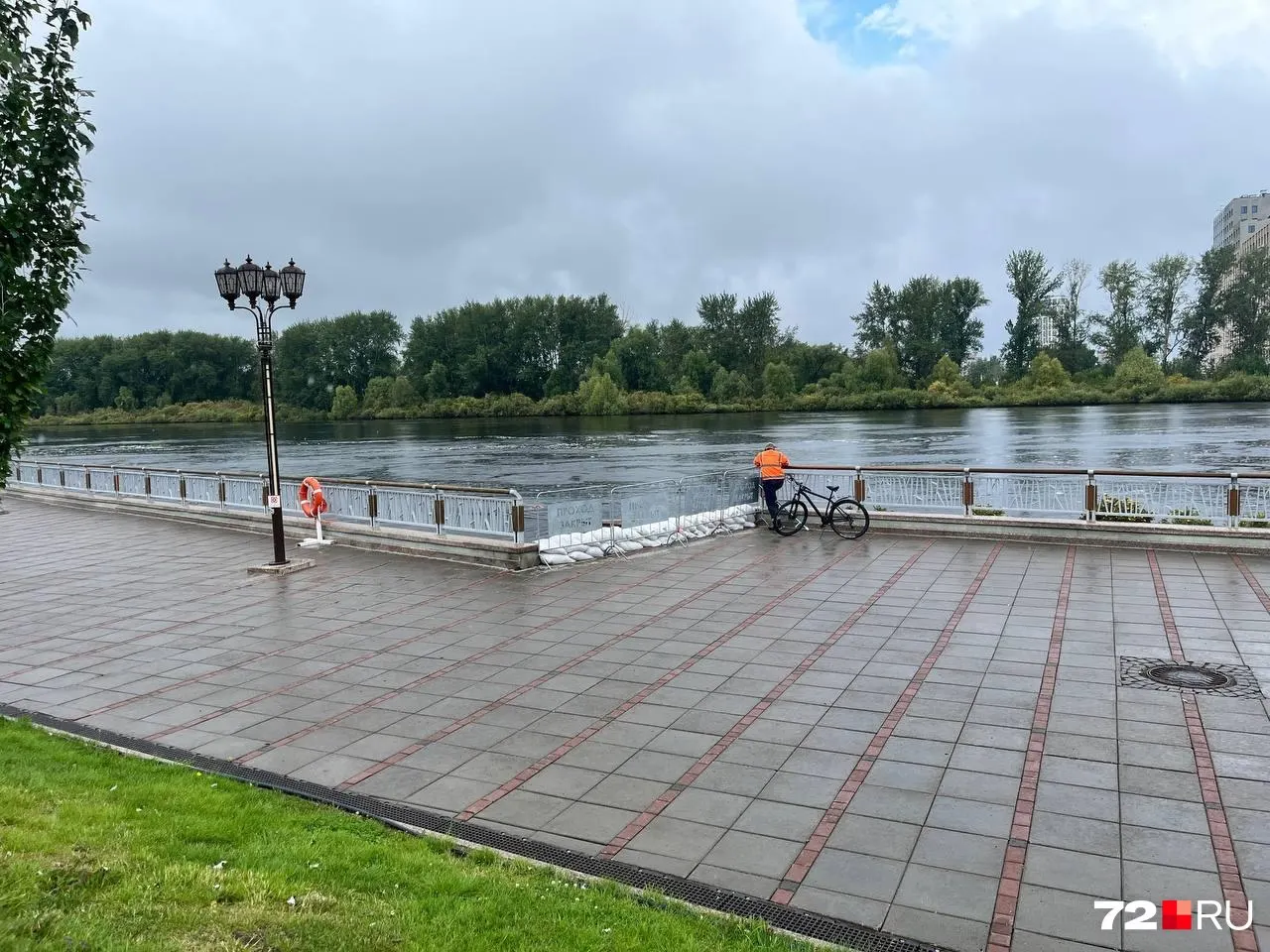 Движение ограничено на части набережной: закрыты подходы к Масловскому взвозу и участку у Конторы пароходства, обход возможен через парковку у бара «Водокачка»; сохраняется запах канализации.