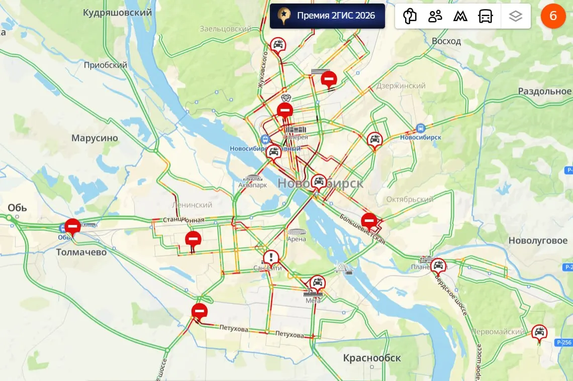 На площади Ленина перекрыта улица и запрещена парковка; по Красному проспекту образуется затор длиной в несколько километров. Горожане ищут обходы.