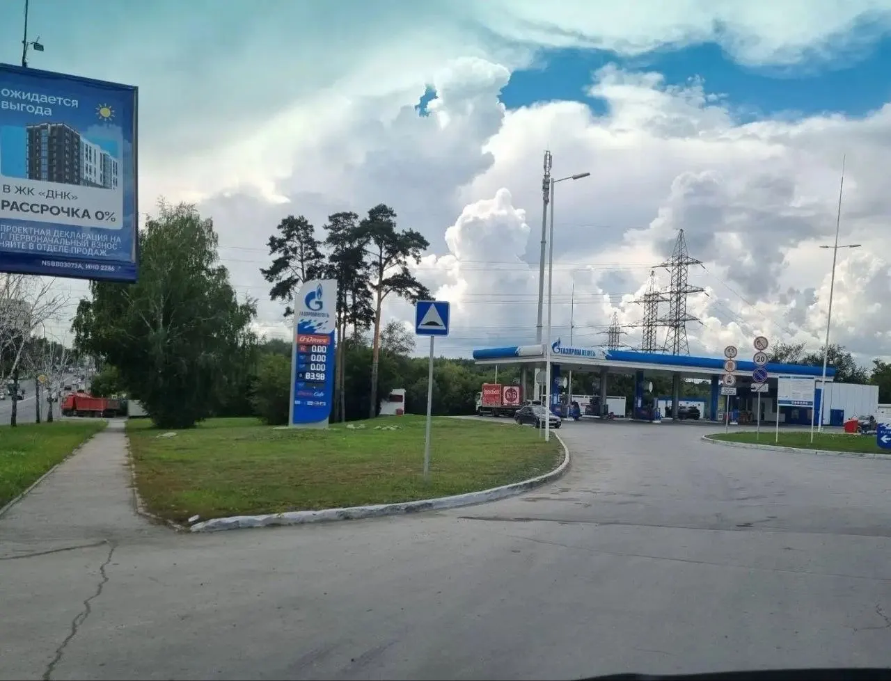 Во втором кризисе бензина в регионе фиксируются пустые заправки и длинные очереди; власти заявляют о закупках топлива за рубежом.