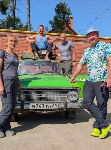 Команда путешественников на старом автомобиле «Москвич» отправилась из Иркутска в Красноярск, чтобы доказать доступность туризма и рассказать о поездке по 36 регионам страны с планами охватить все 89 регионов.