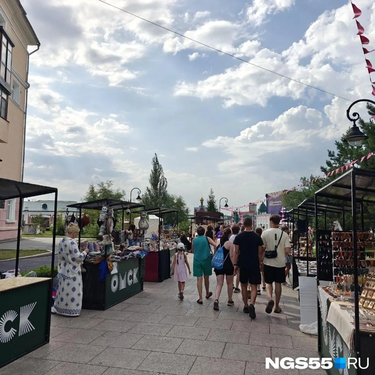В сквере имени Дзержинского проходит ярмарка народных промыслов и ремесел: вязаные сумки, игрушки и украшения ручной работы. Рассказываем, что предлагают и по каким ценам.